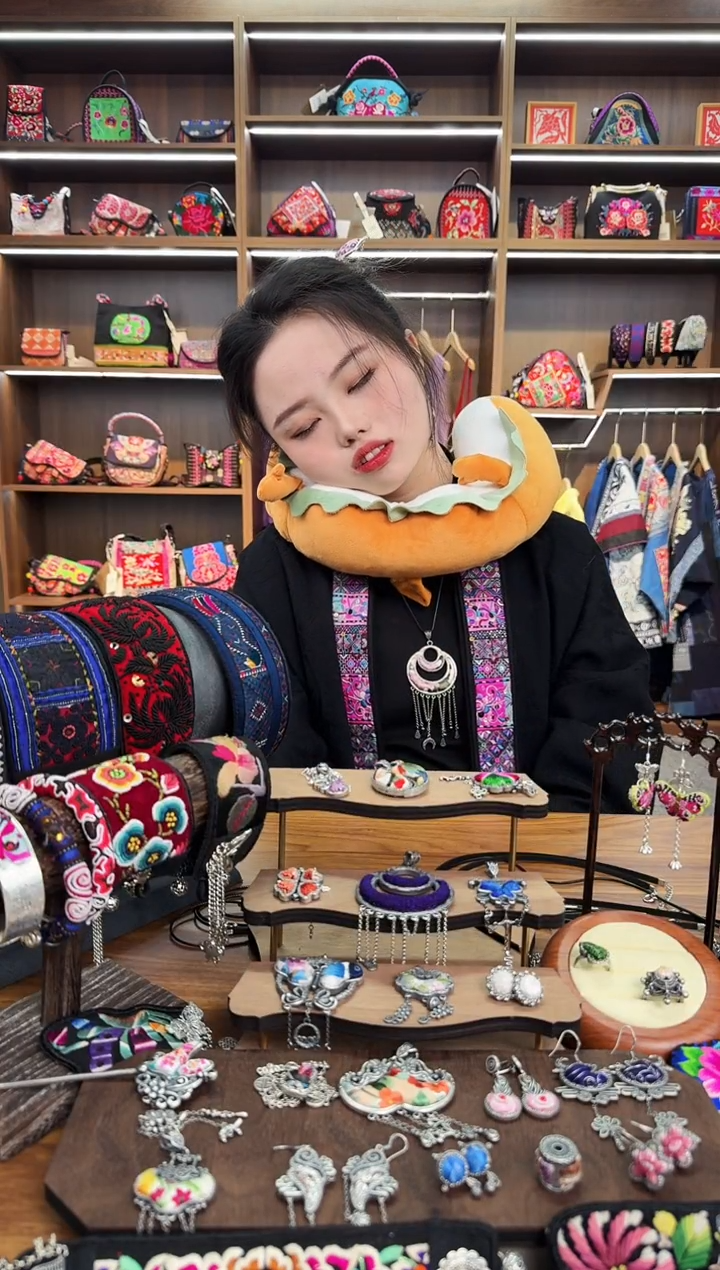 【闪购商品】织绣A20蒙阿苏苗绣传承