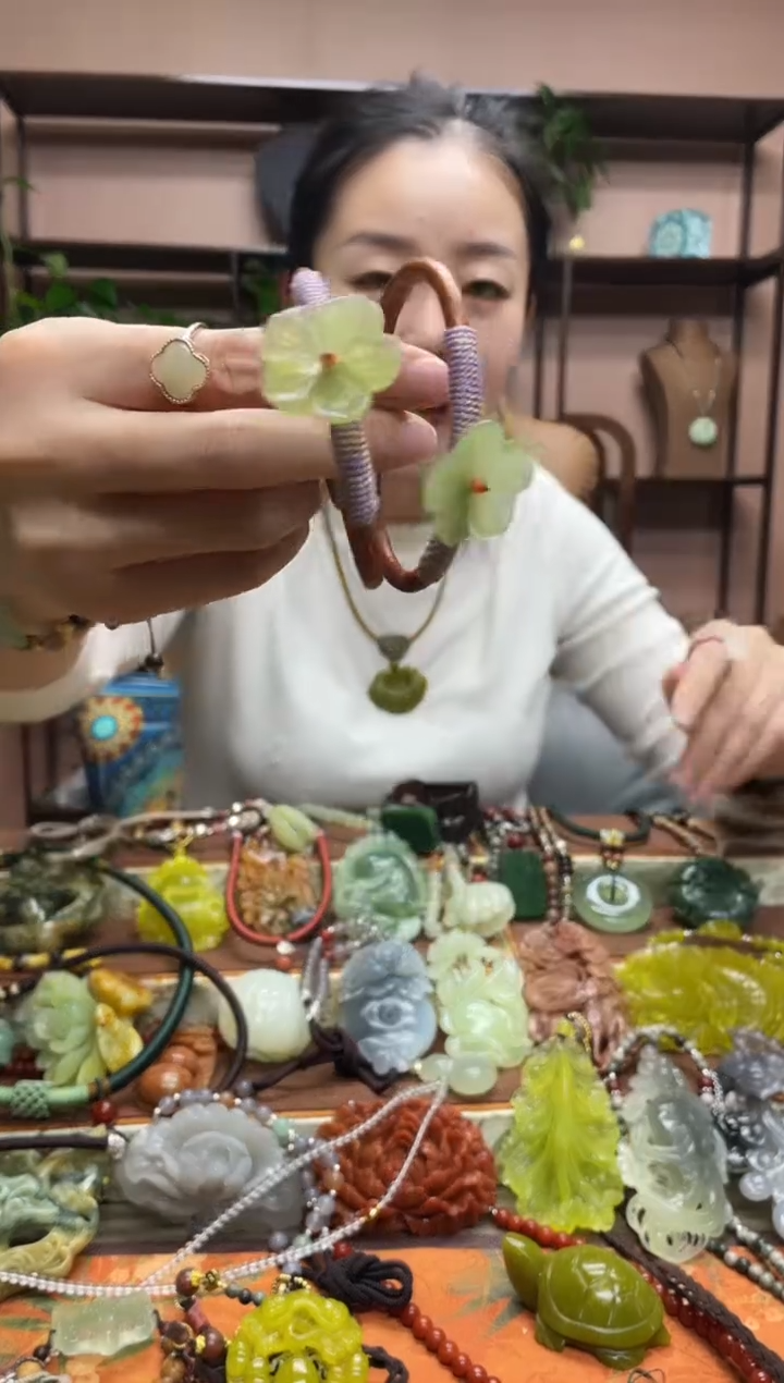 未镶嵌岫玉颈饰多样性发货发其中之一