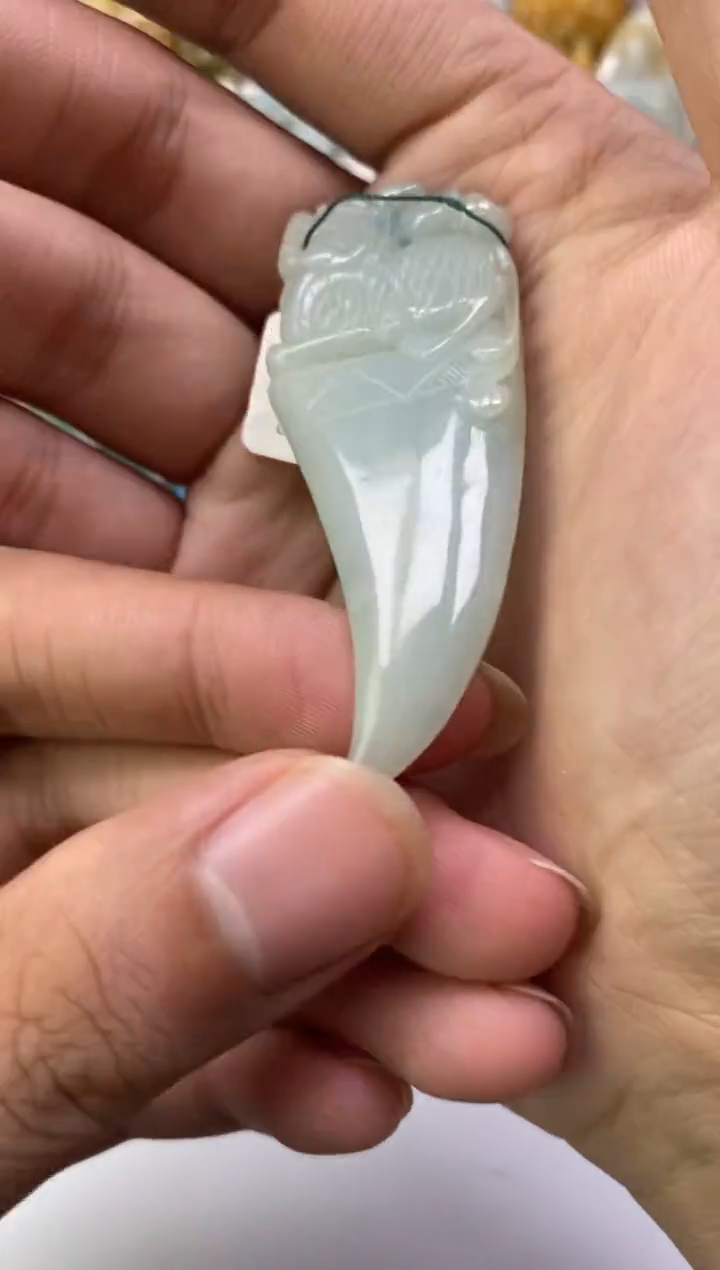 翡翠未镶嵌颈饰清**河天然翡翠