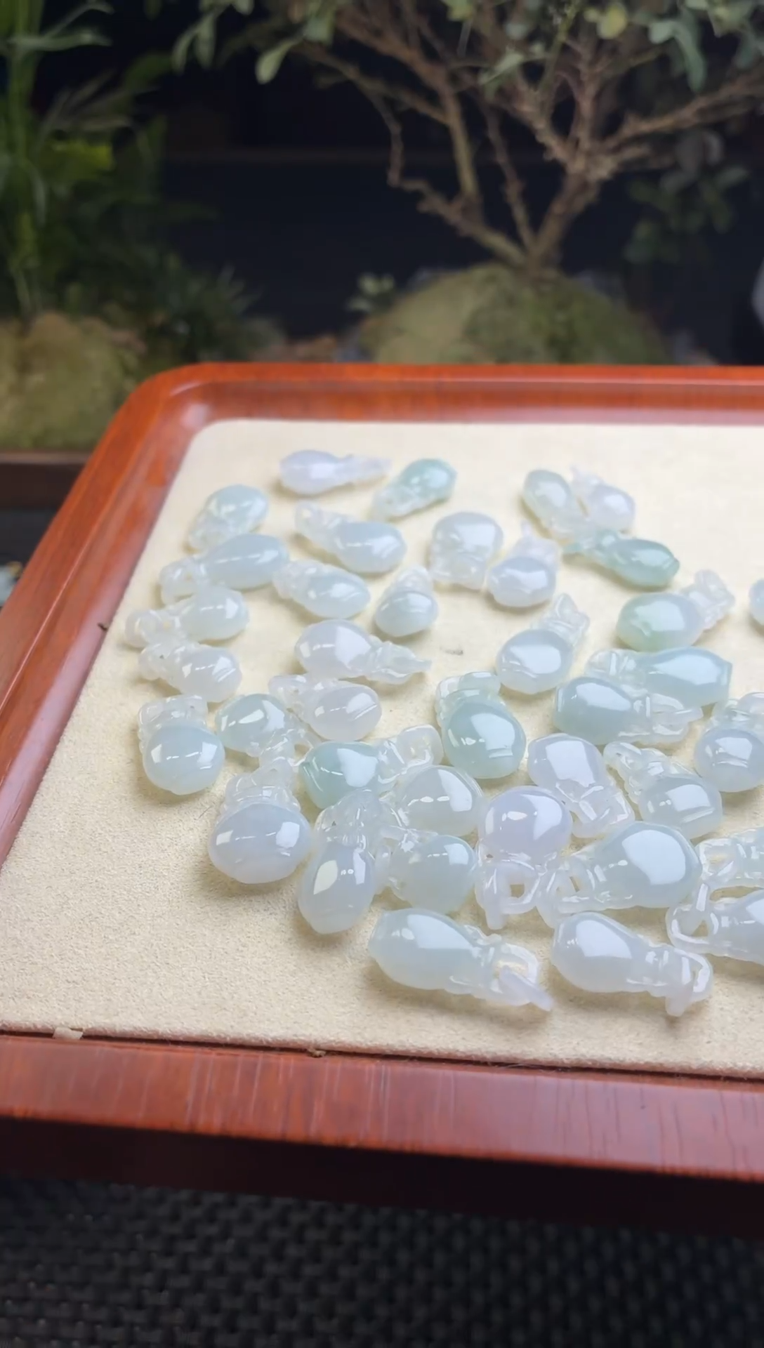 翡翠未镶嵌颈饰宝瓶