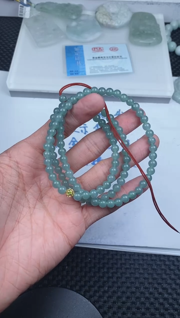 翡翠未镶嵌颈饰       71