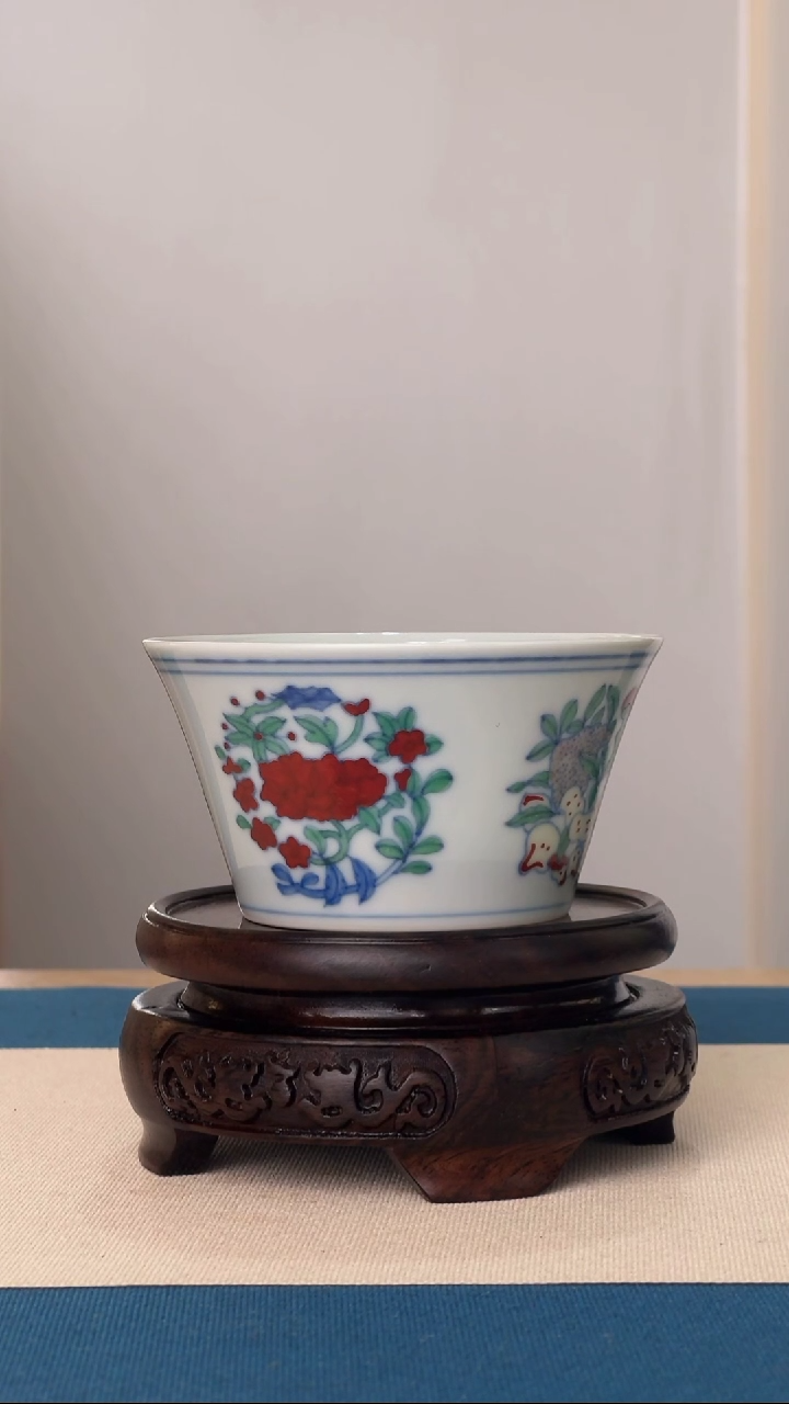 斗彩四季花果纹马蹄杯