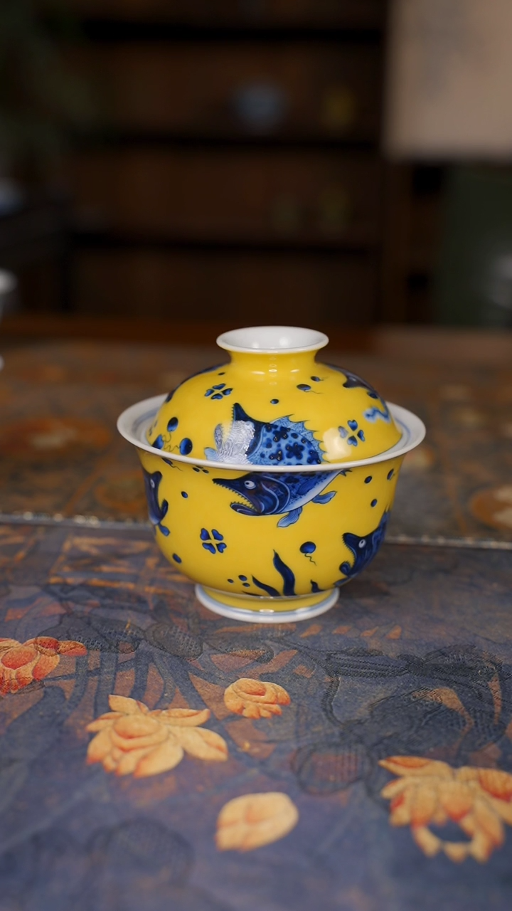 【闪购商品】杯水造青花黄釉鱼藻盖碗