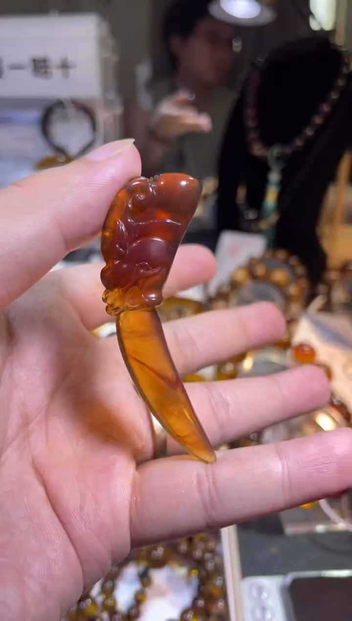 裸石琥珀未镶嵌棕红 狼牙