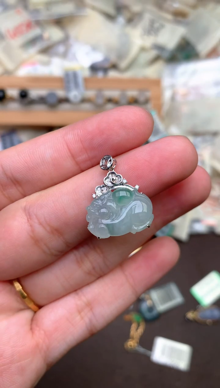 18K金镶嵌挂件翡翠 —