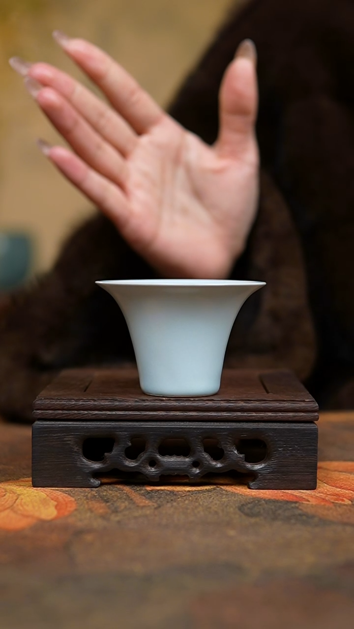 杯仿古月白小马蹄杯（无纹）瑕