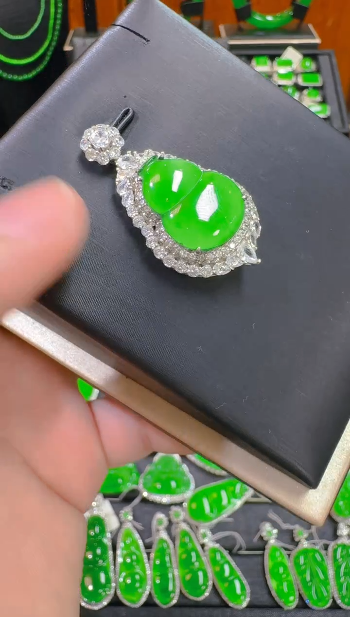 【闪购商品】翡翠吊坠(赠链)银S925镶嵌天然A货翡翠