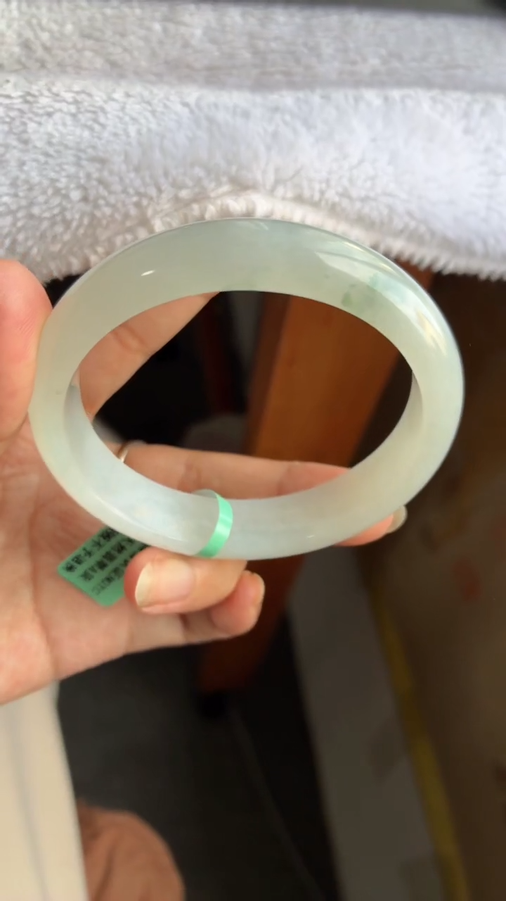 未镶嵌手镯翡翠（冰透胶白底飘小花）贵妃10号有细纹
