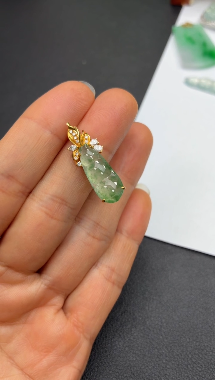 颈饰18K金镶嵌翡翠天然翡翠A货