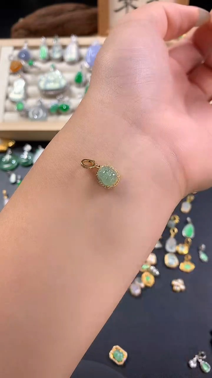 颈饰18K金镶嵌翡翠貔貅