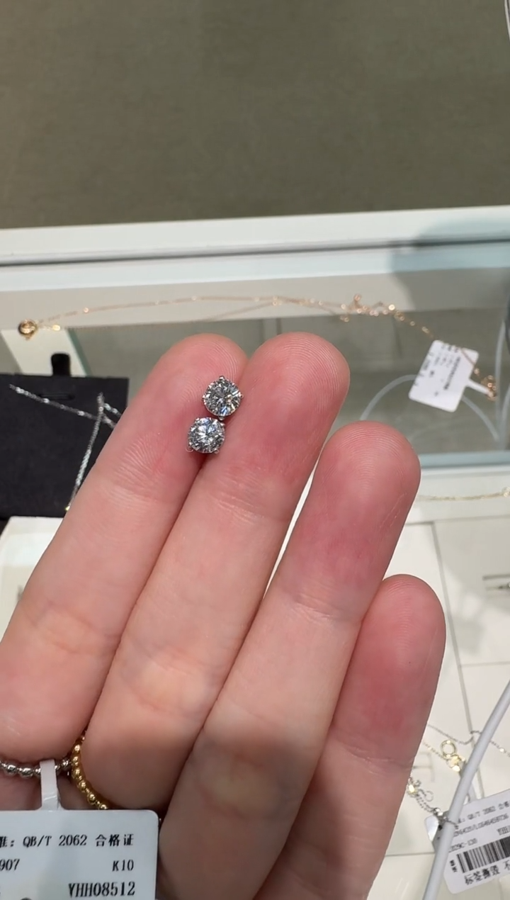 18K金镶嵌耳饰合成钻石50分四爪耳钉