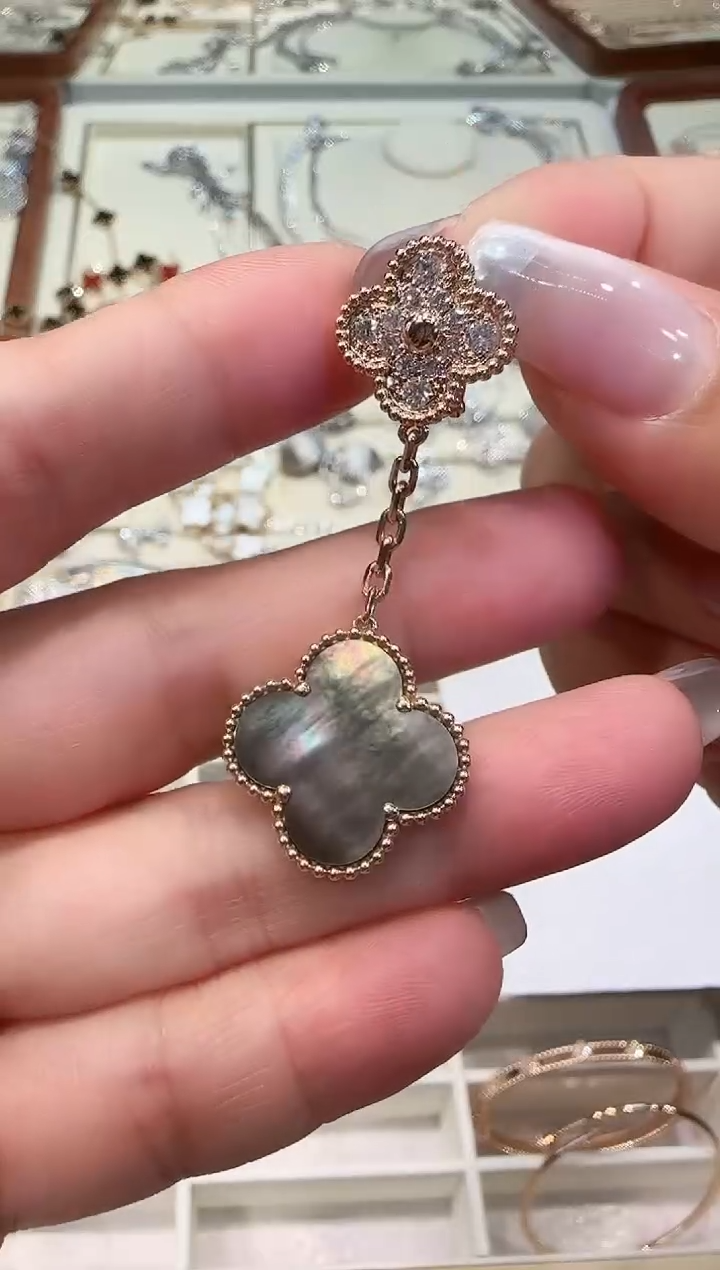 【闪购商品】钻石耳扣18K金镶嵌灰贝双花