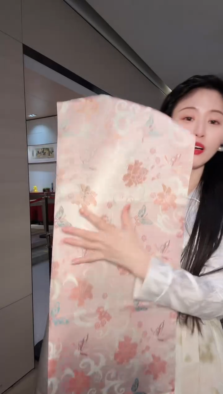 榴****士花蝶绮梦（蓟粉） 围巾