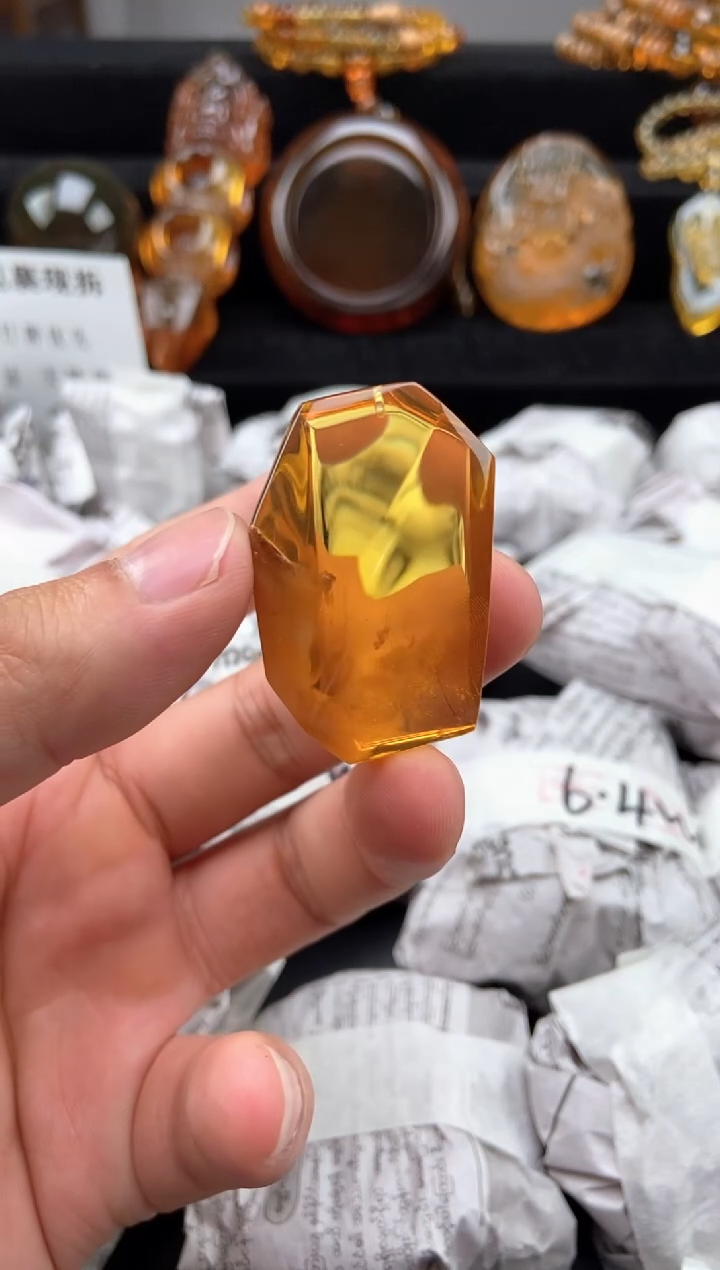 未镶嵌琥珀颈饰异形吊坠