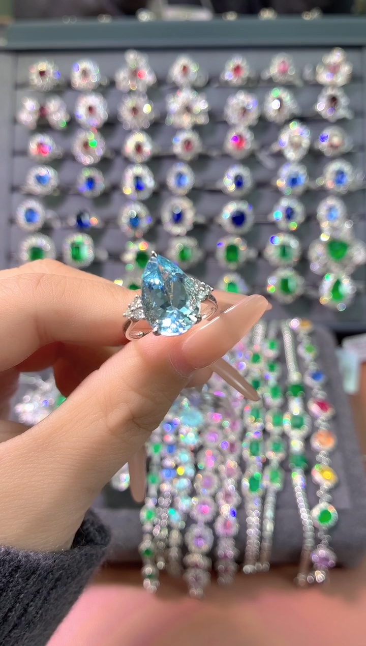 18K金镶嵌戒指海蓝宝石-4.23克拉*圣马利亚