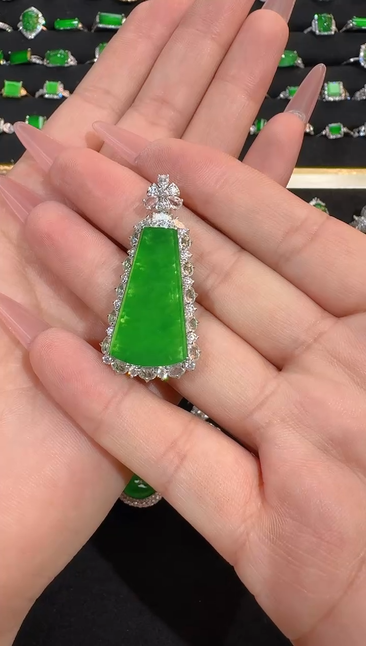 【闪购商品】翡翠颈饰18K金镶嵌天然A货翡翠吊坠