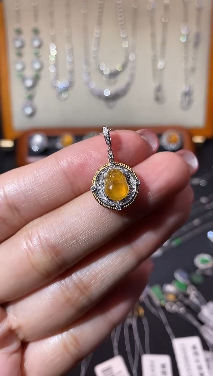 【闪购商品】翡翠18K金镶嵌颈饰吊坠