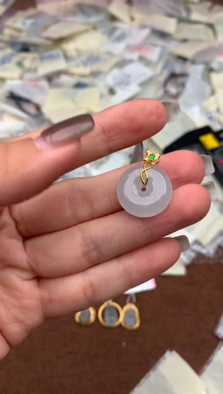 18K金镶嵌挂件翡翠1