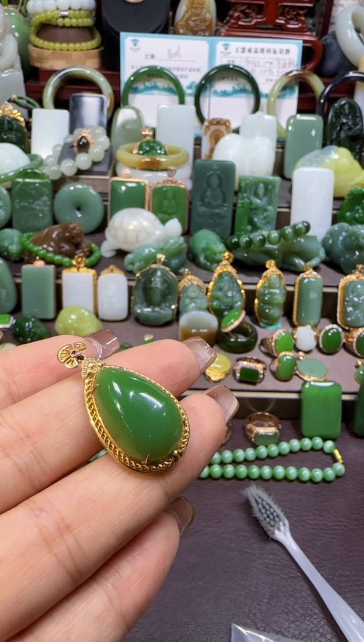 18K金镶嵌和田玉挂件j****7【宏929】56