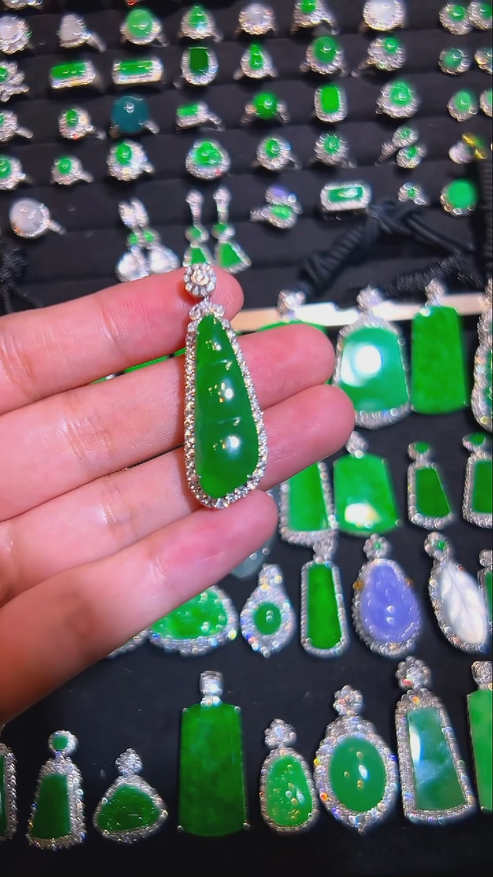 颈饰18K金镶嵌翡翠吊坠