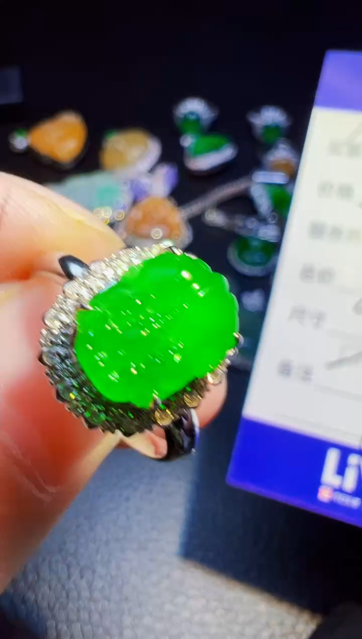 18K金镶嵌戒指翡翠爱***K翡翠