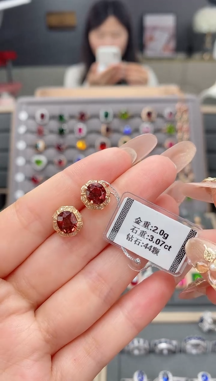 【闪购商品】碧玺耳饰18K金镶嵌3.07   