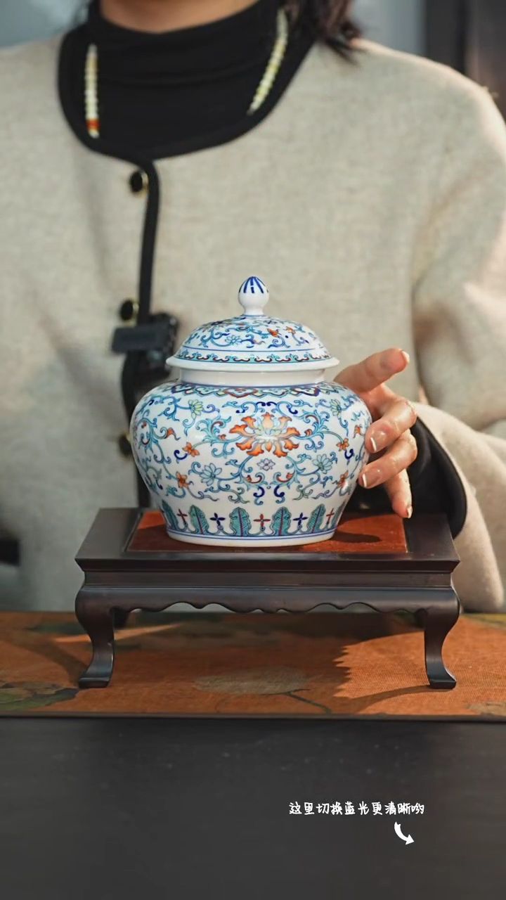 【闪购商品】馆藏级斗彩女将军—涂杏花大师