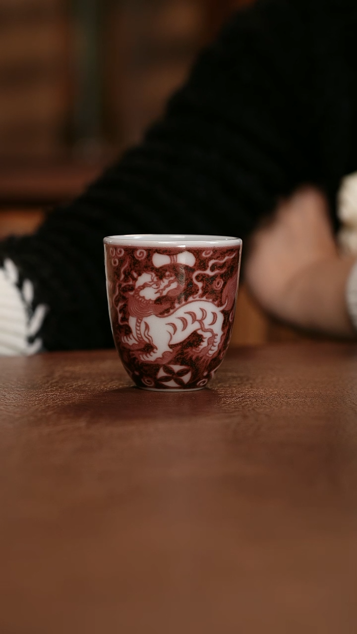【闪购商品】釉里红甪端手握杯