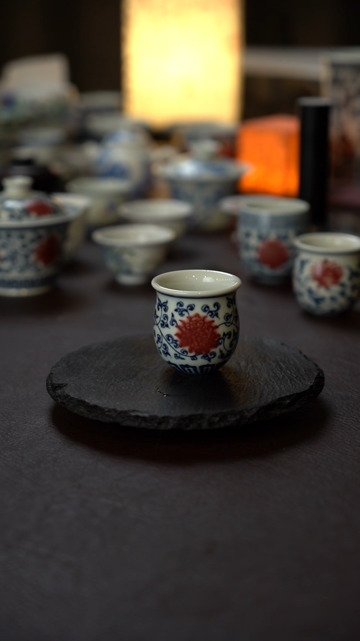 皮****者全手绘青花釉里红小杯