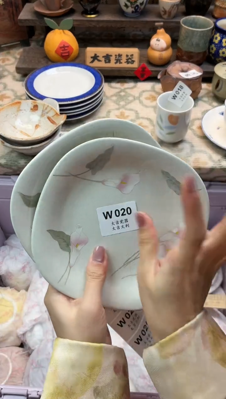 瓷器奶****人   W020