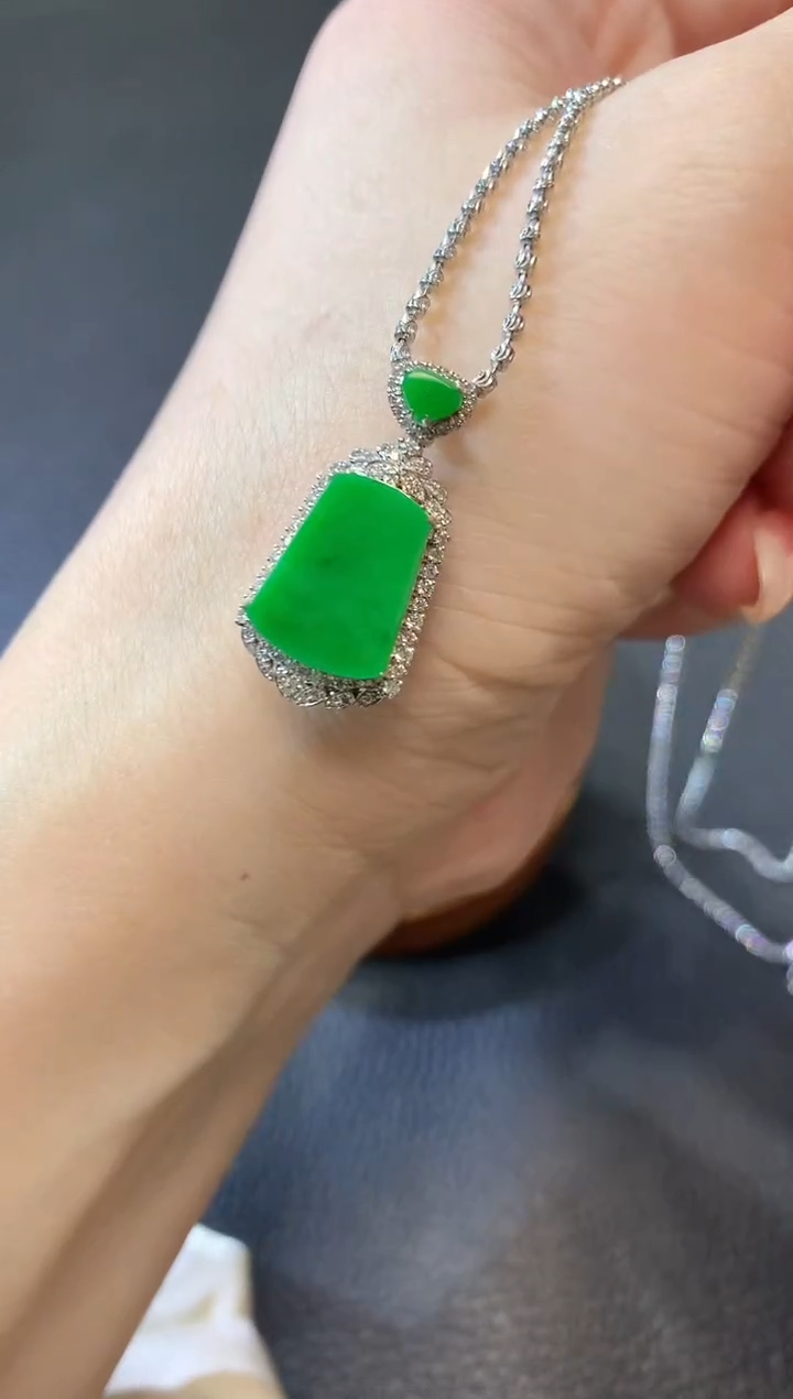 【闪购商品】翡翠吊坠(不含链)18K金镶嵌F43   