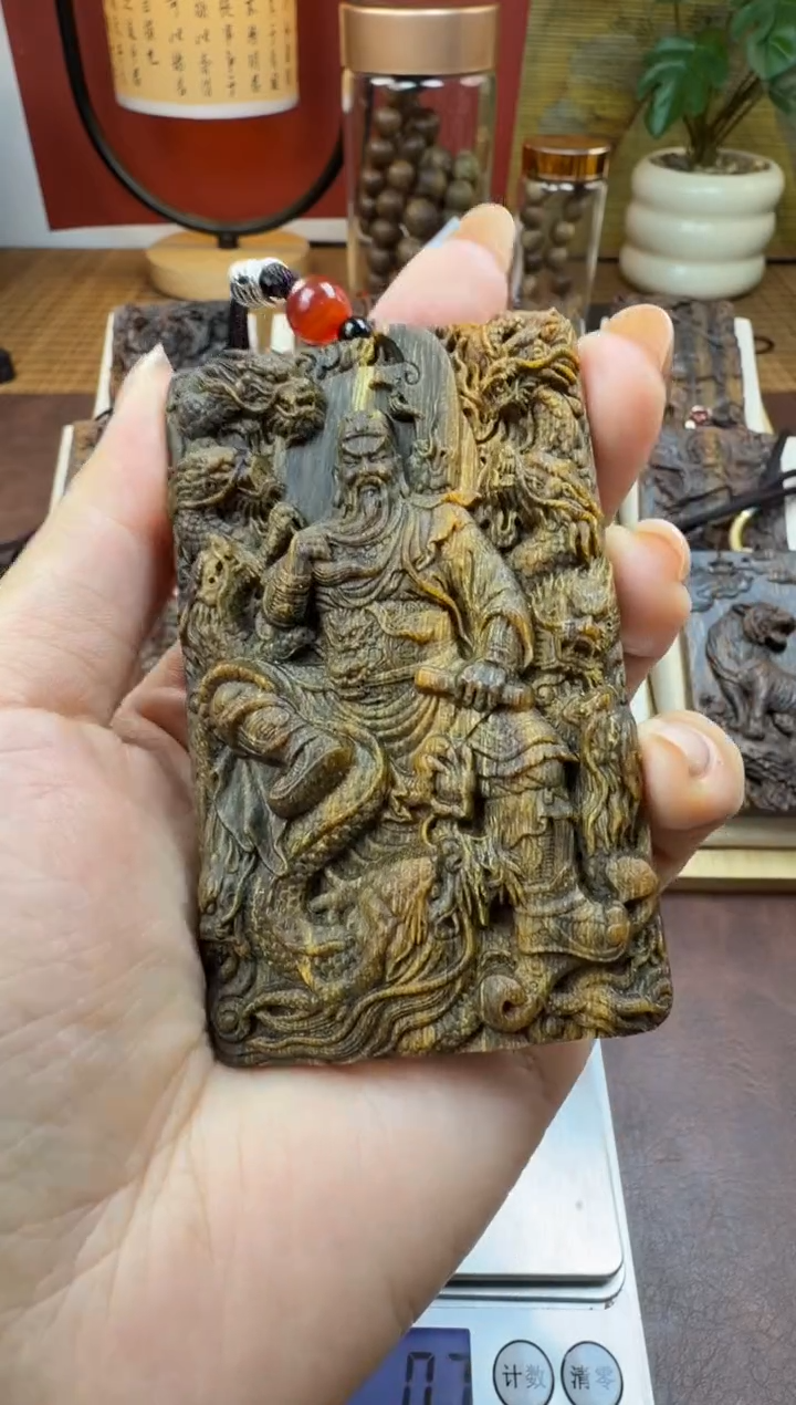 木木雕款  芽庄 九龙关公 8cm 送养香瓶