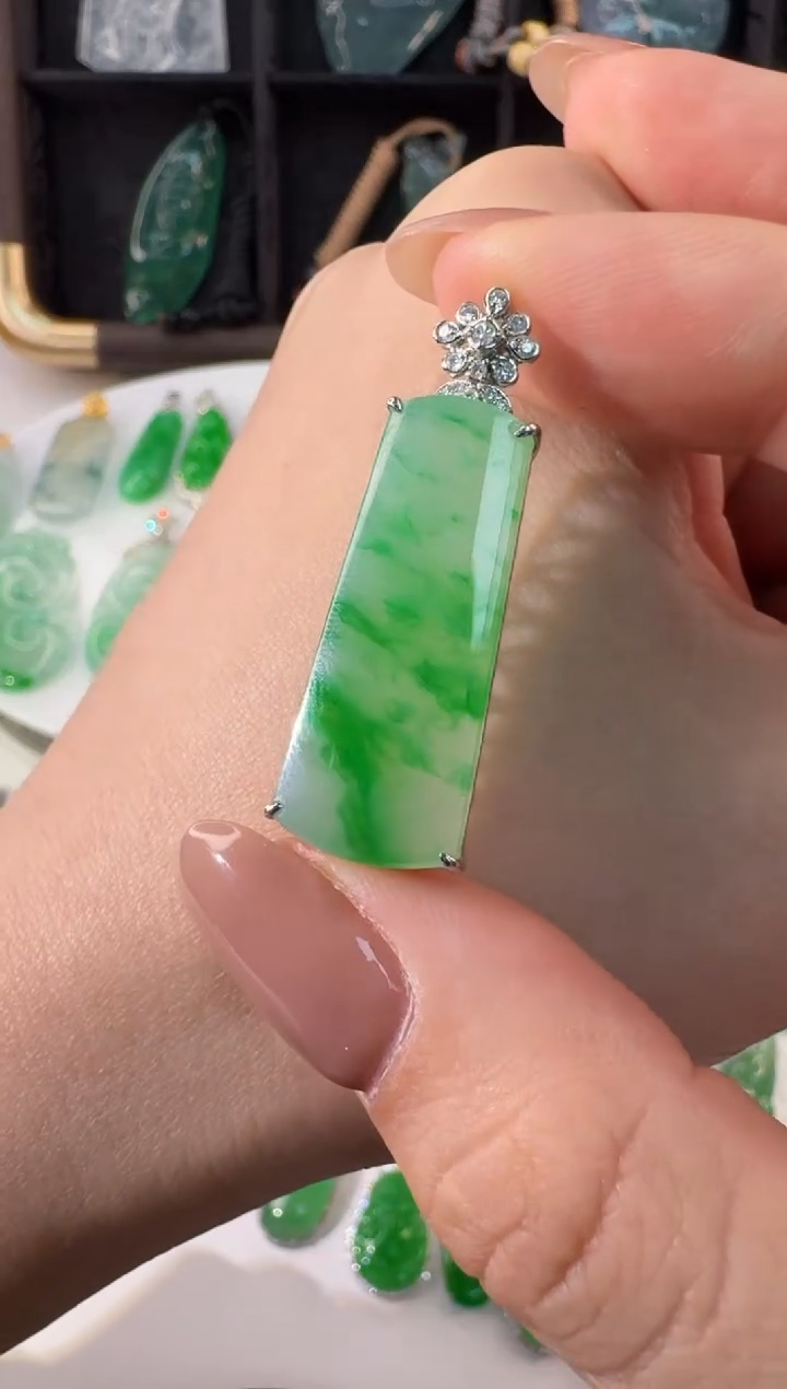 颈饰18K金镶嵌翡翠小*缅甸A货翡翠