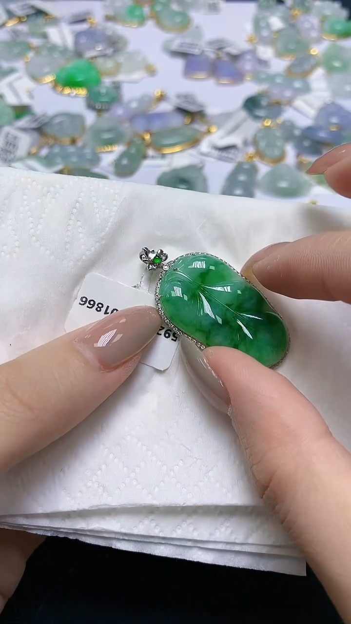 翡翠18K金镶嵌颈饰天然缅甸A货翡翠