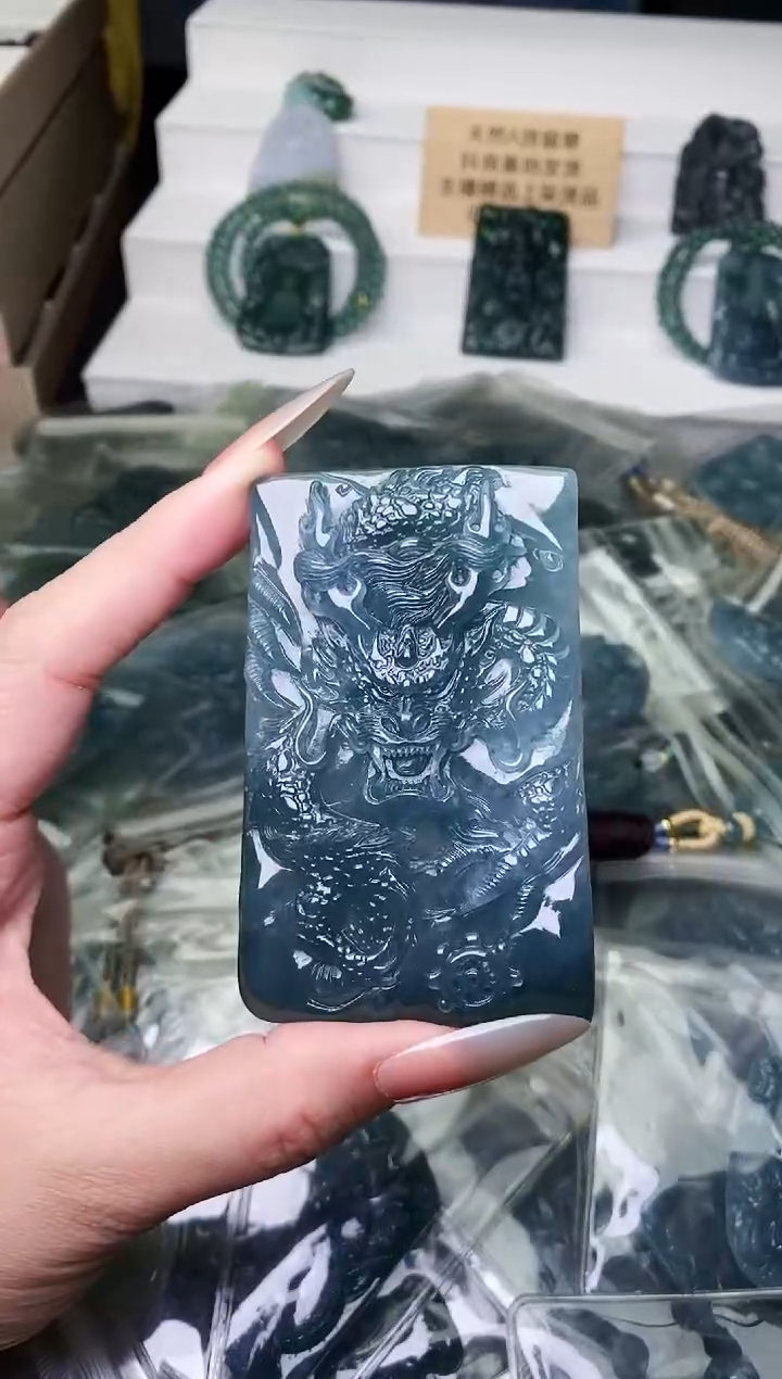 颈饰未镶嵌翡翠 