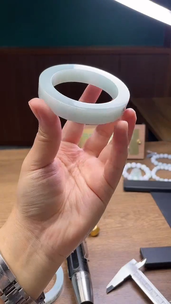 未镶嵌手镯定制翡翠红**朵定制