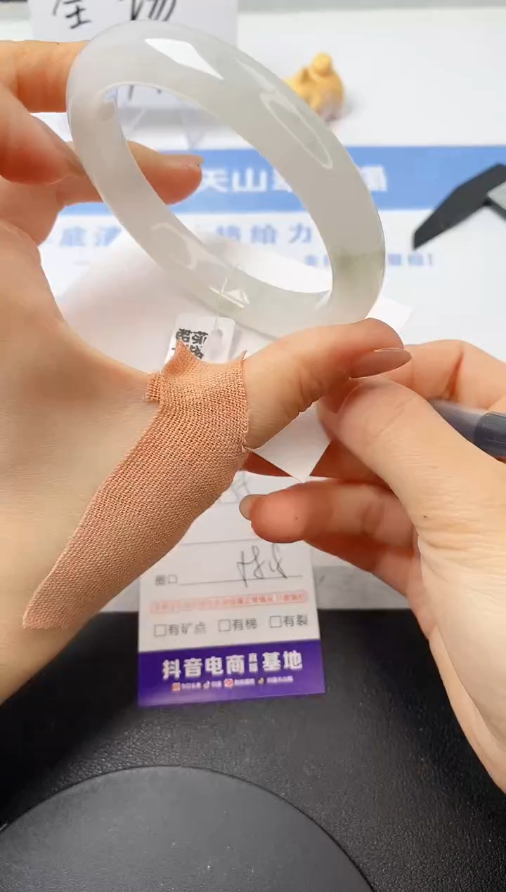 【闪购商品】石英质玉手镯未镶嵌s155