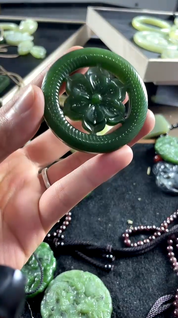 和田玉（碧玉）未镶嵌颈饰花