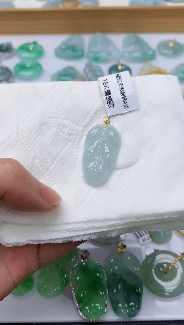 颈饰18K金镶嵌翡翠天然A货