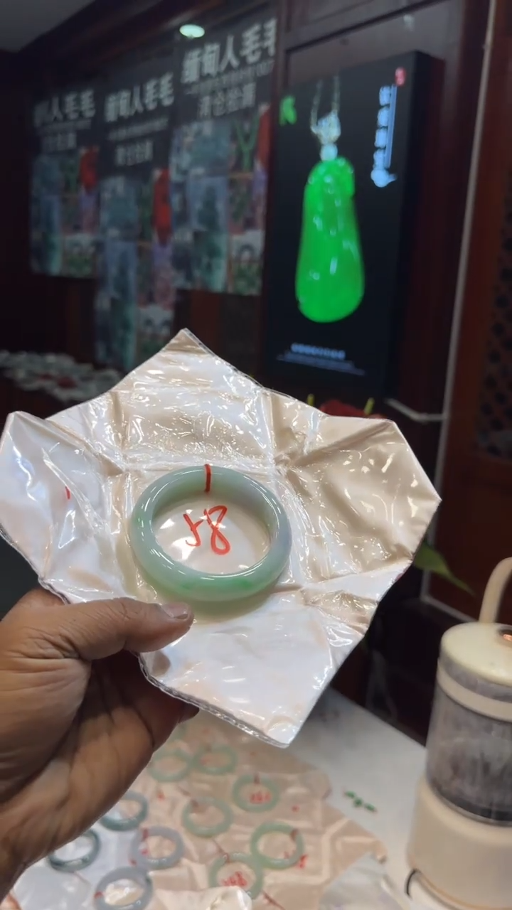 未镶嵌手镯翡翠手镯包容价