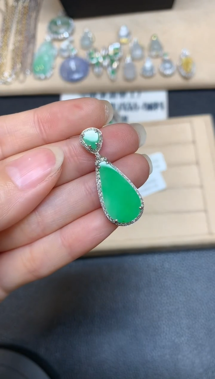 【闪购商品】翡翠颈饰18K金镶嵌水滴【无服务费