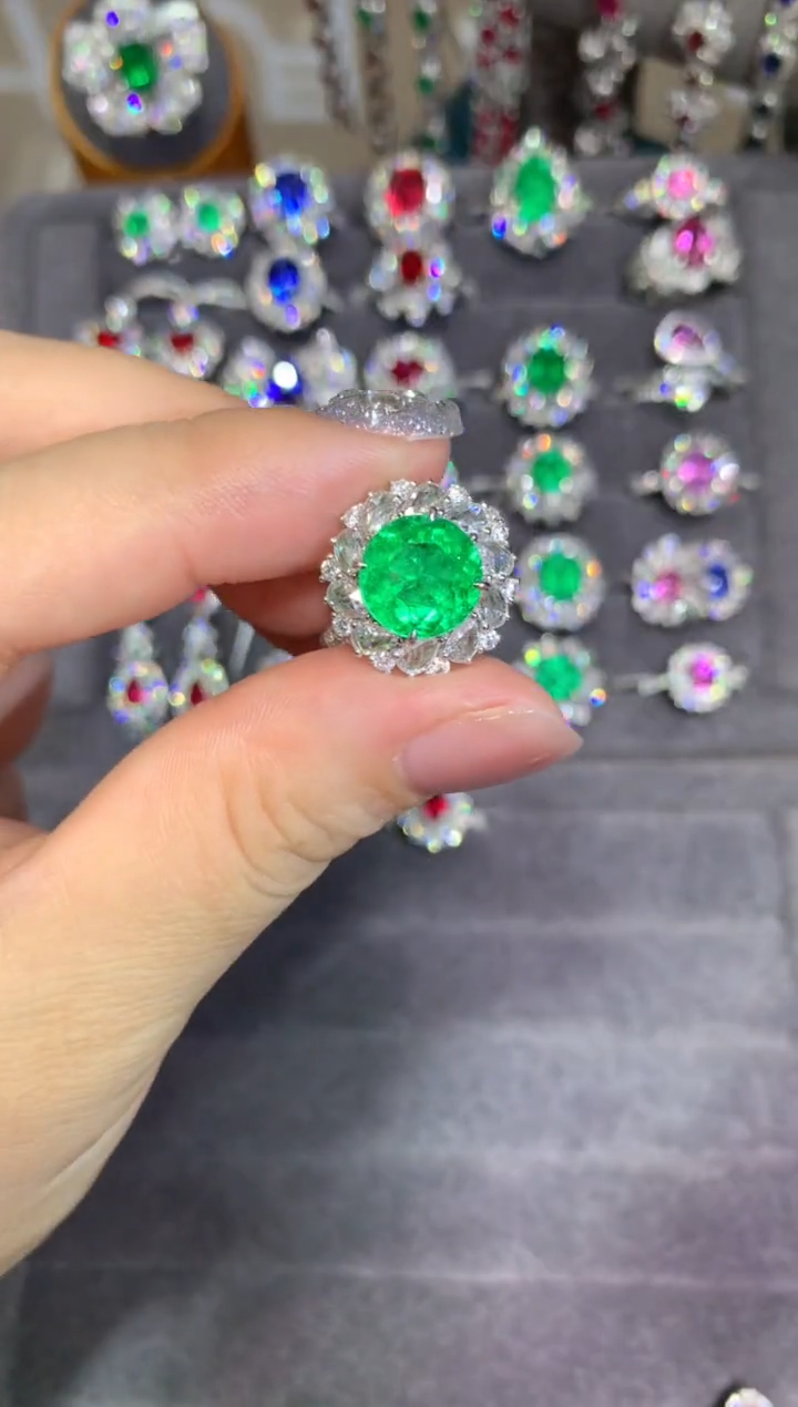 18K金镶嵌戒指祖母绿3.64CT