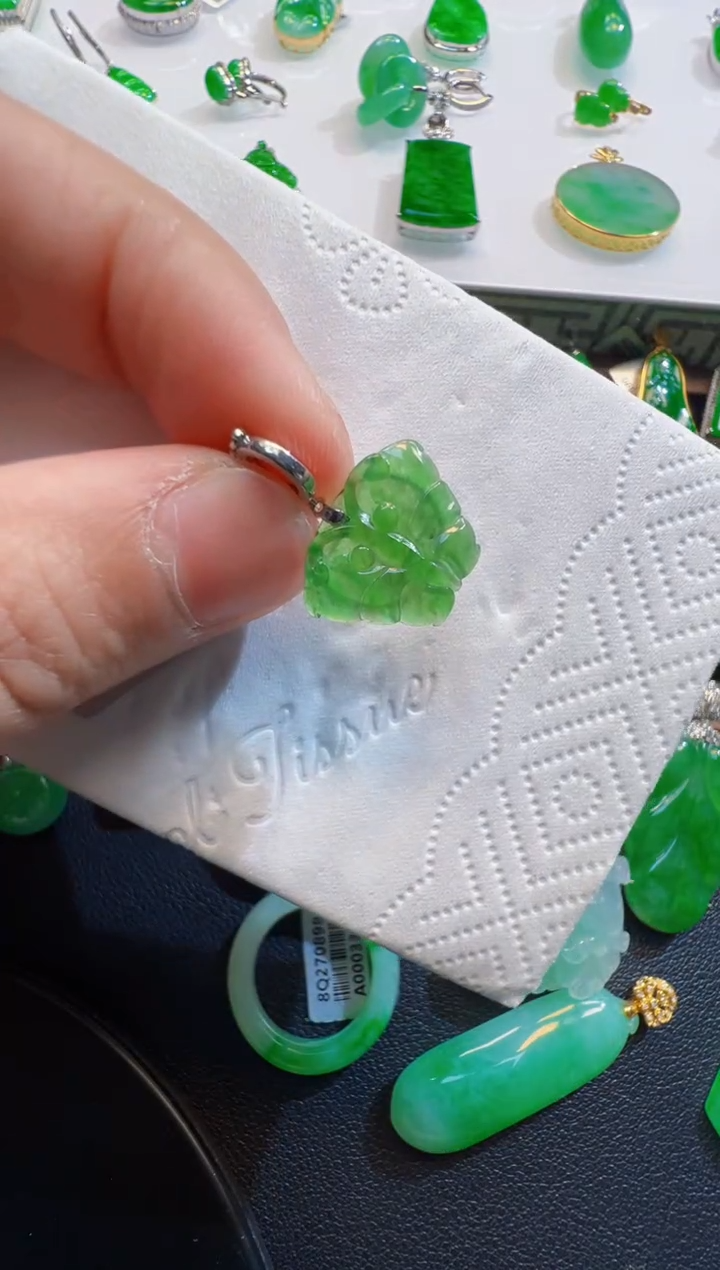 翡翠18K金镶嵌吊坠(不含链)蝴蝶