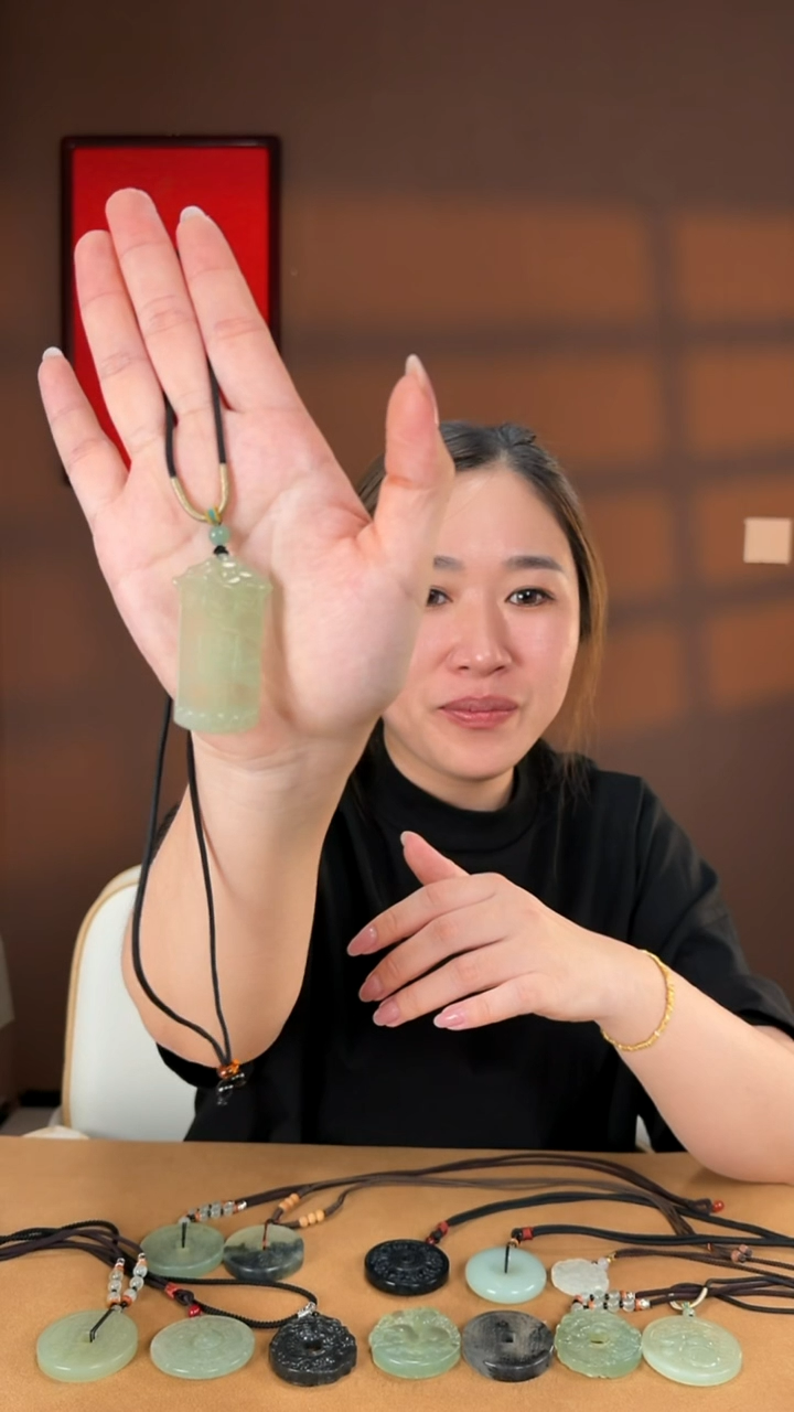 未镶嵌蛇纹石玉颈饰1