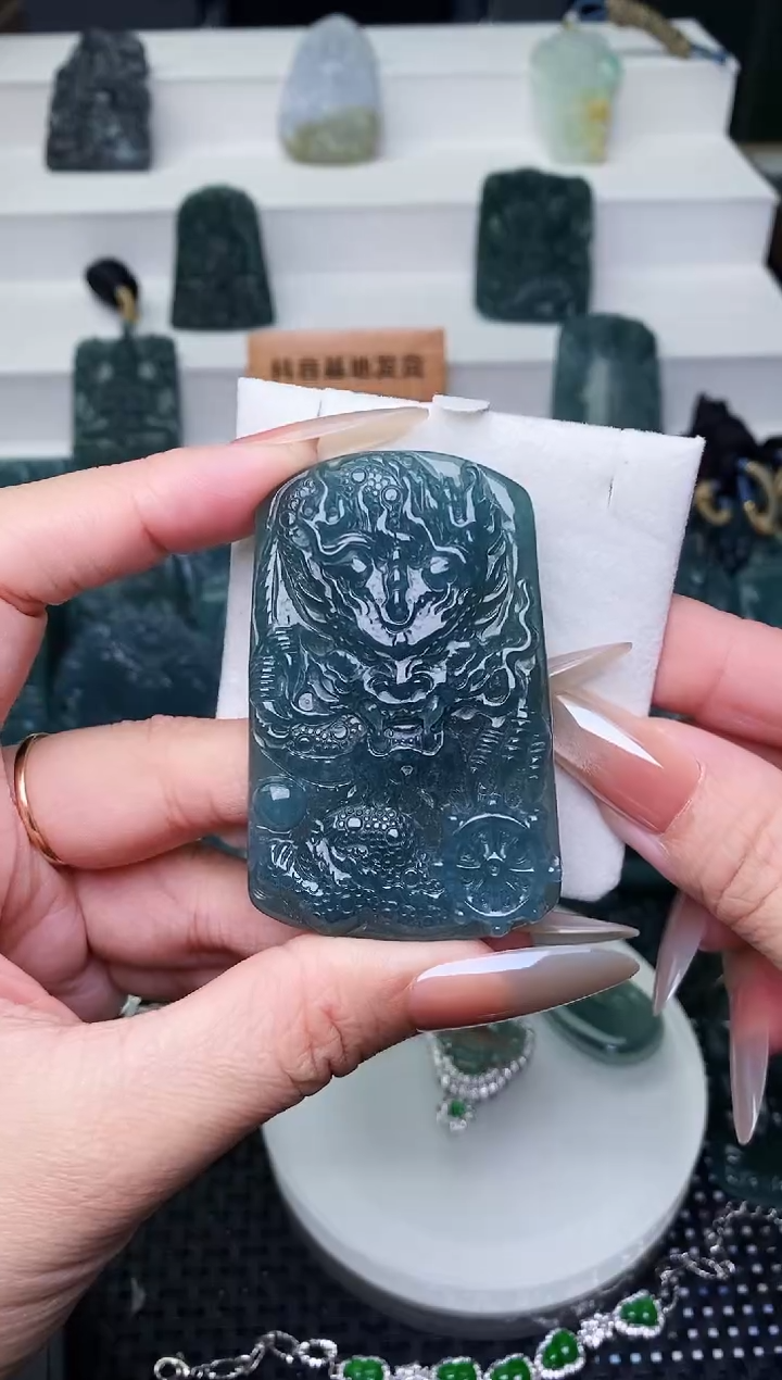 颈饰未镶嵌翡翠 