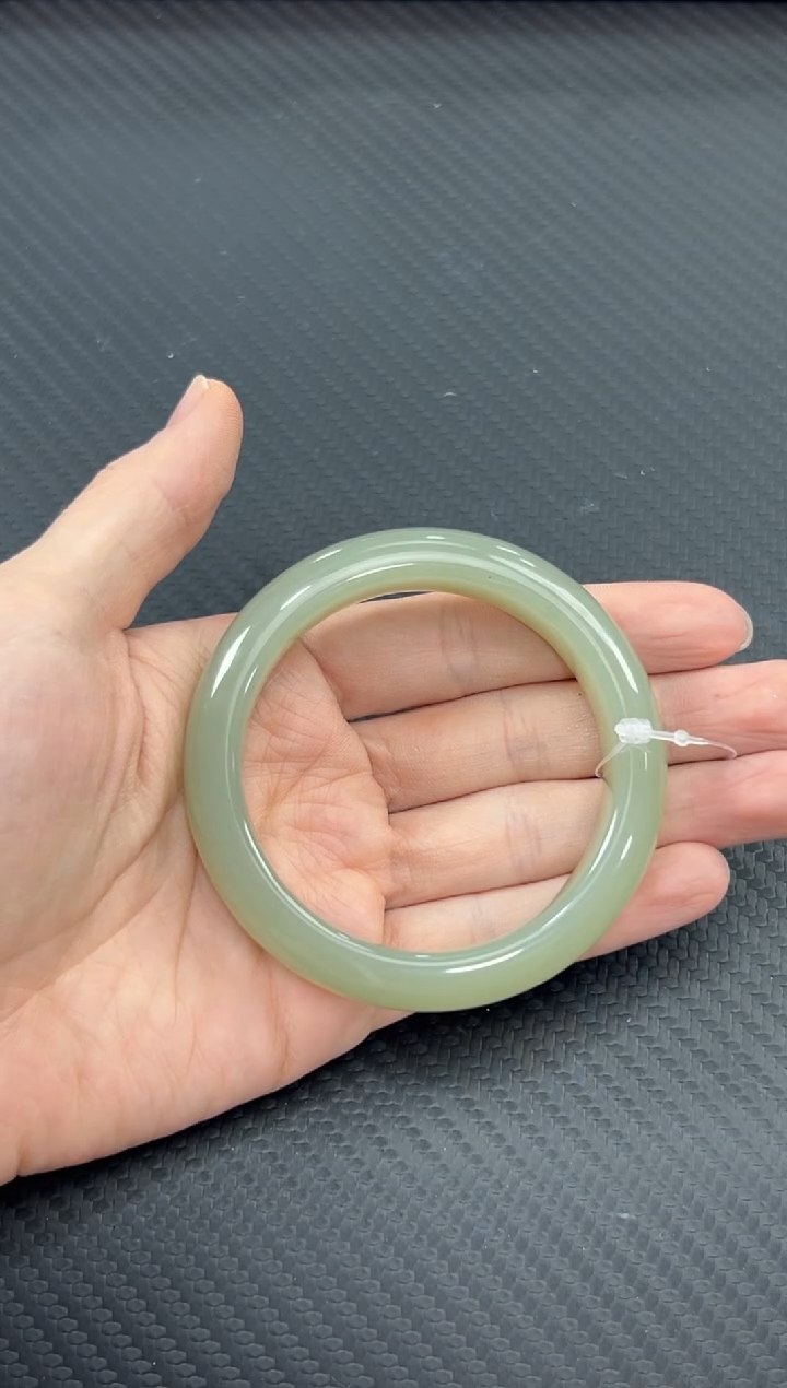 【闪购商品】和田玉手镯未镶嵌且末微色差近矿55手镯