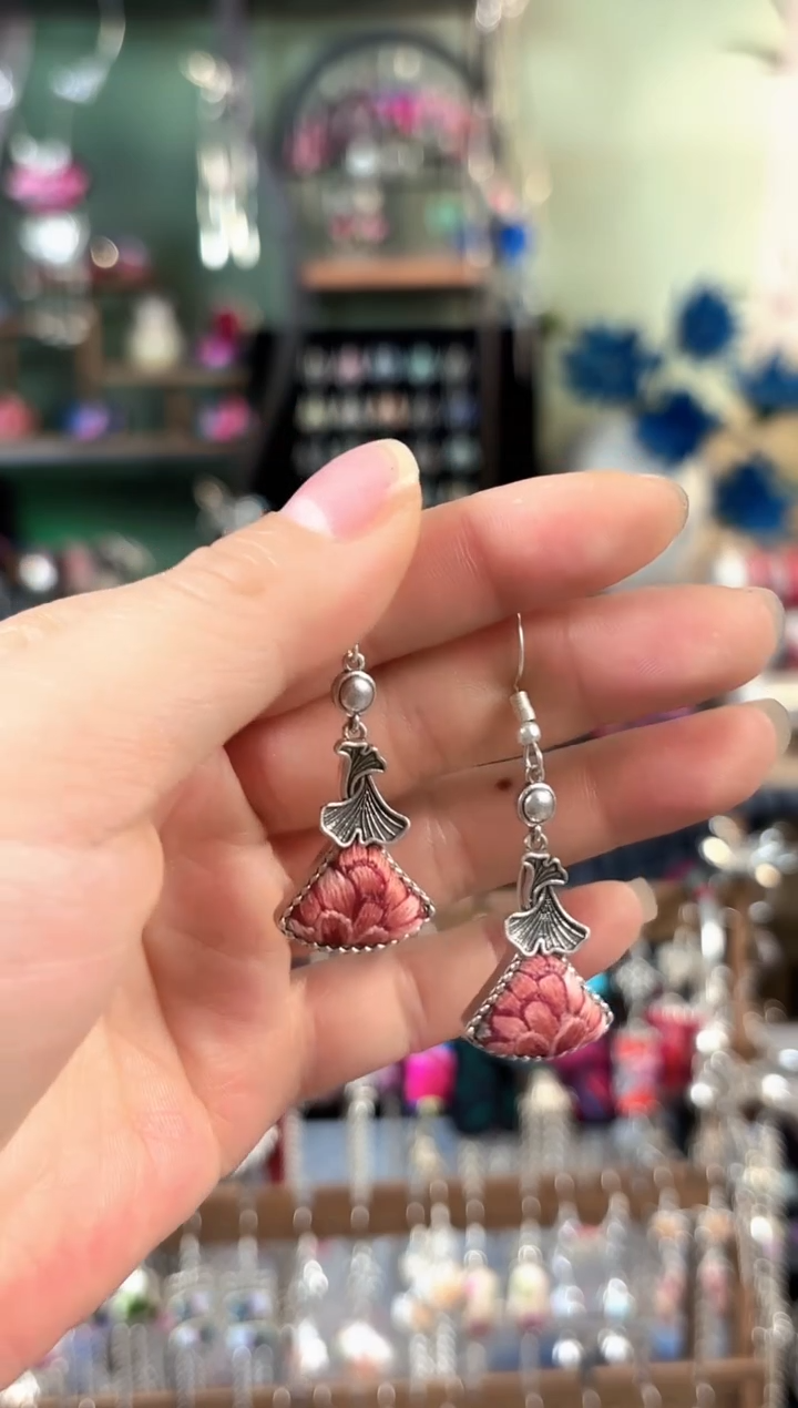 彩云南阁非遗老绣饰品527