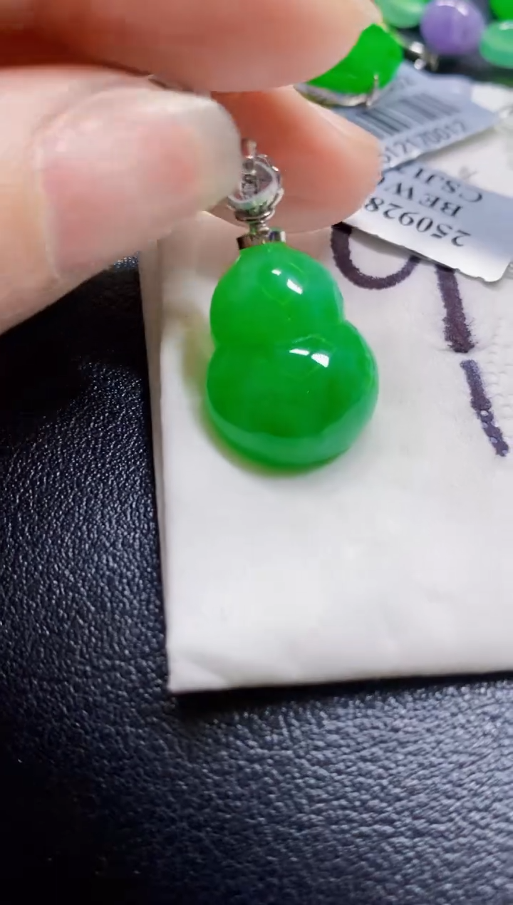 颈饰18K金镶嵌翡翠葫芦