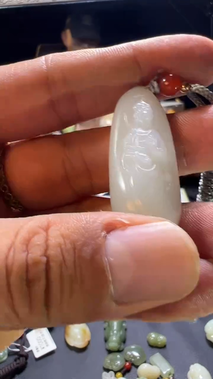 吊坠(赠链)未镶嵌和田玉p**o和田玉观音挂坠