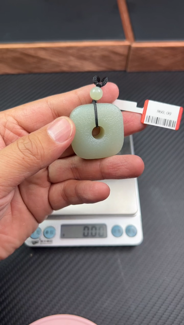 【闪购商品】和田玉吊坠(赠链)未镶嵌且末微色差近矿